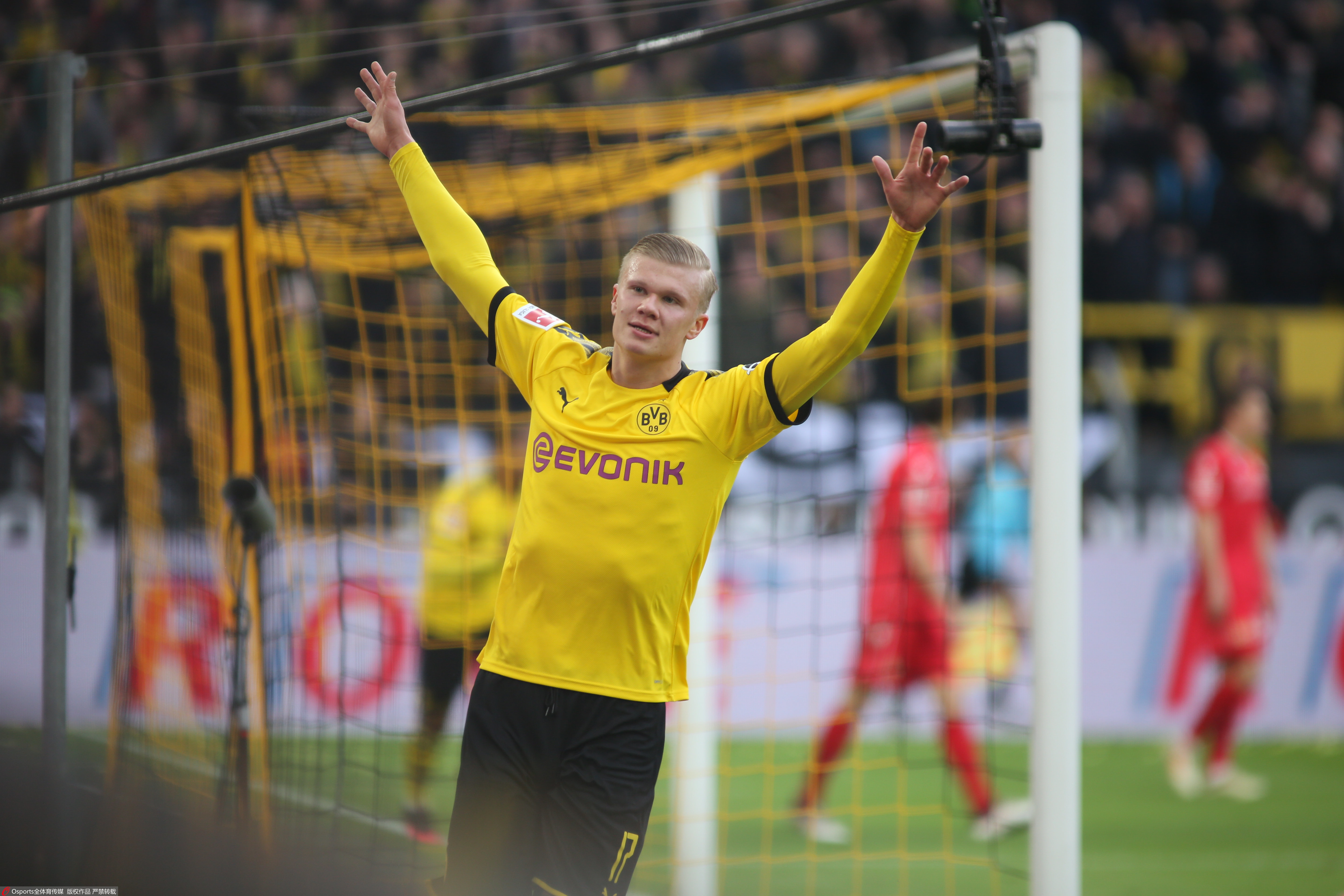 近4届欧预赛+世预赛射手榜：凯恩40球第1，C罗32球第2（近四届欧预赛与世预赛射手榜：凯恩40球领跑，C罗32球位列第二）